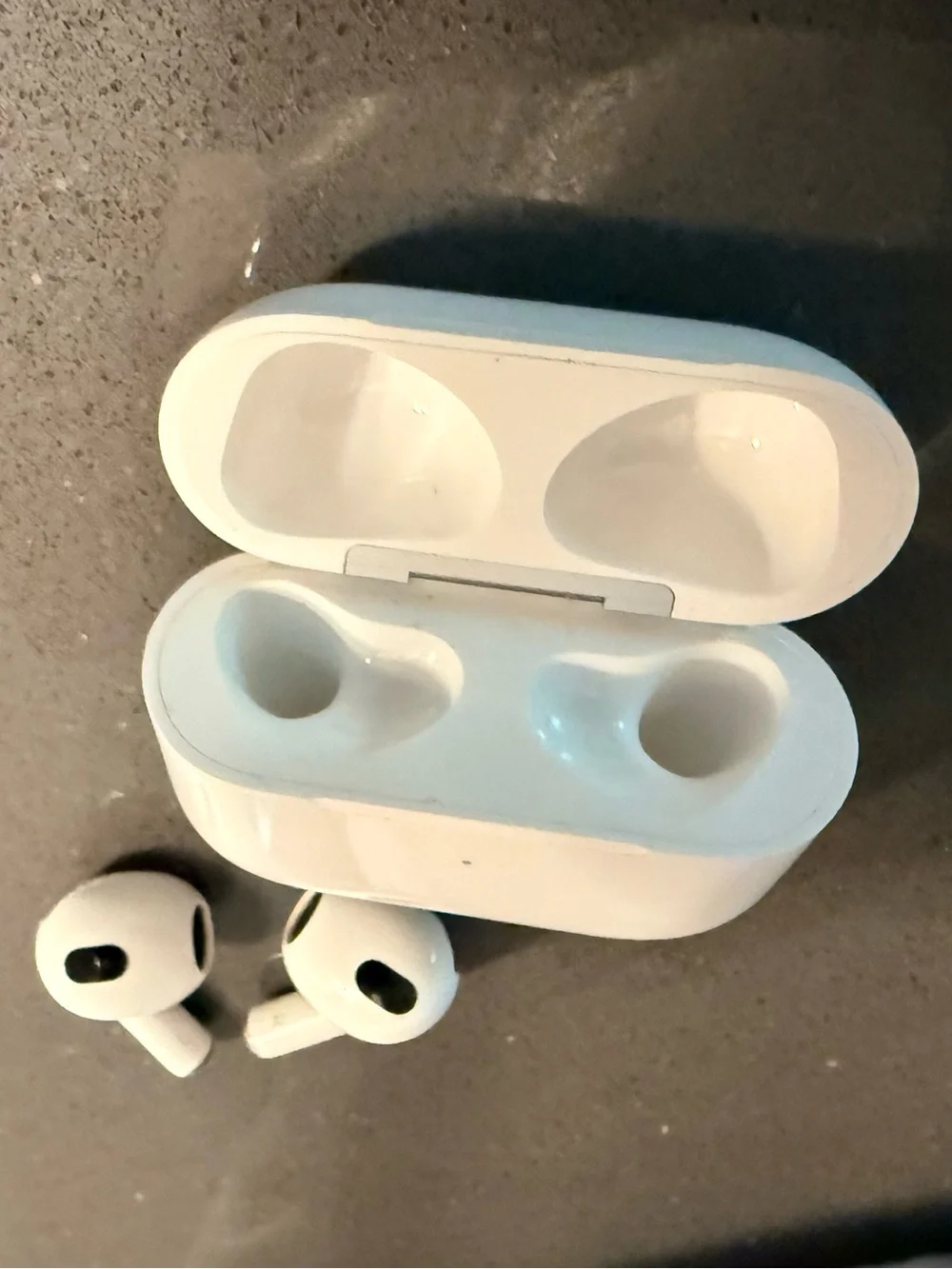 Apple Air Pod 3 Wireless Bluetooth Earbuds with Charging Case - White - Picture 3 of 6